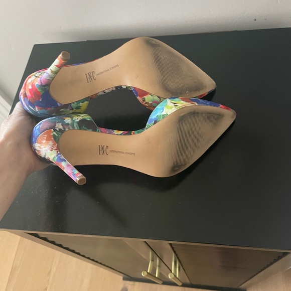 Floral Heels - size 8 - Picture 4 of 4
